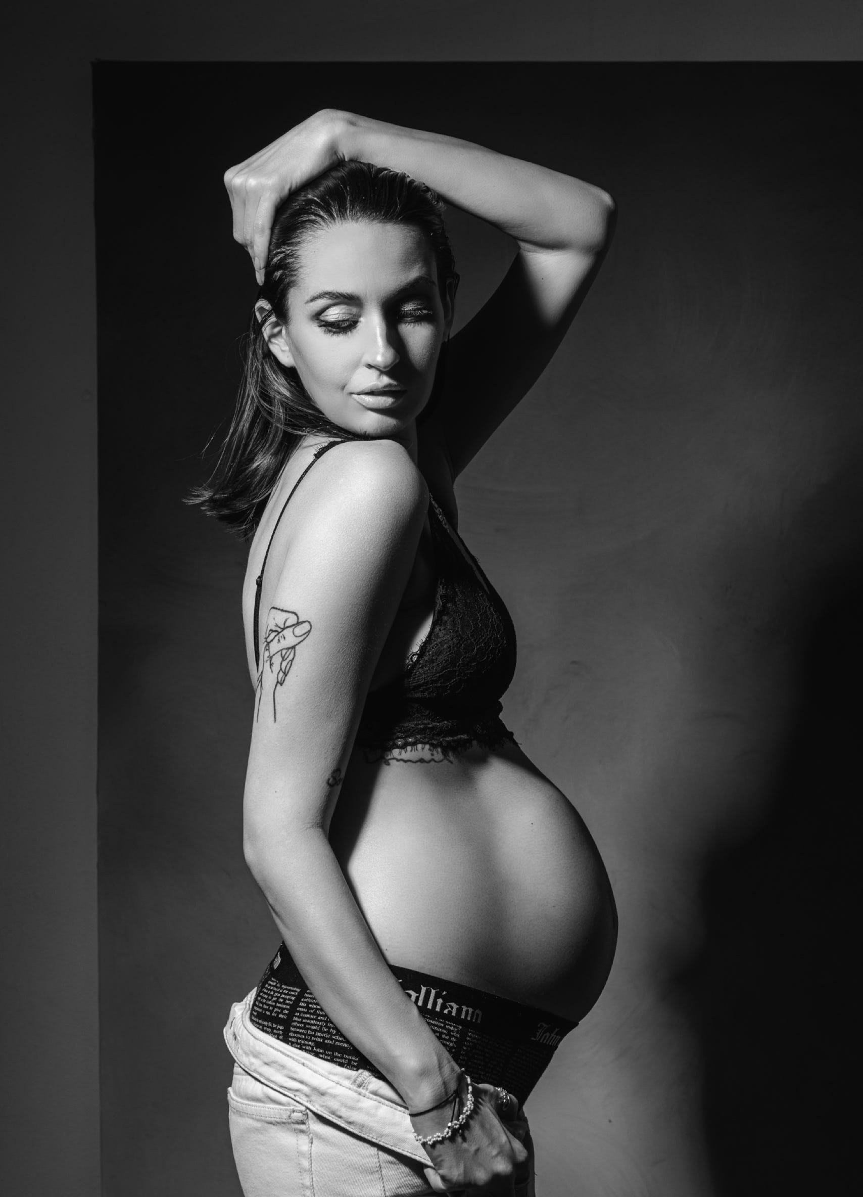 fashion černobílá fotka těhotné